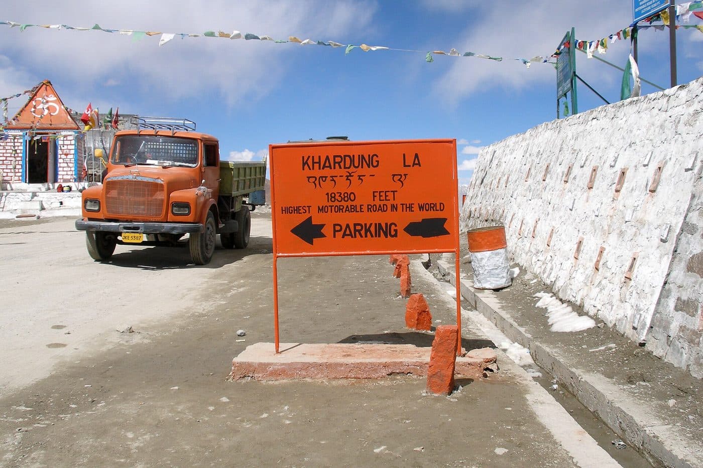 Prayer flags at Khardung La