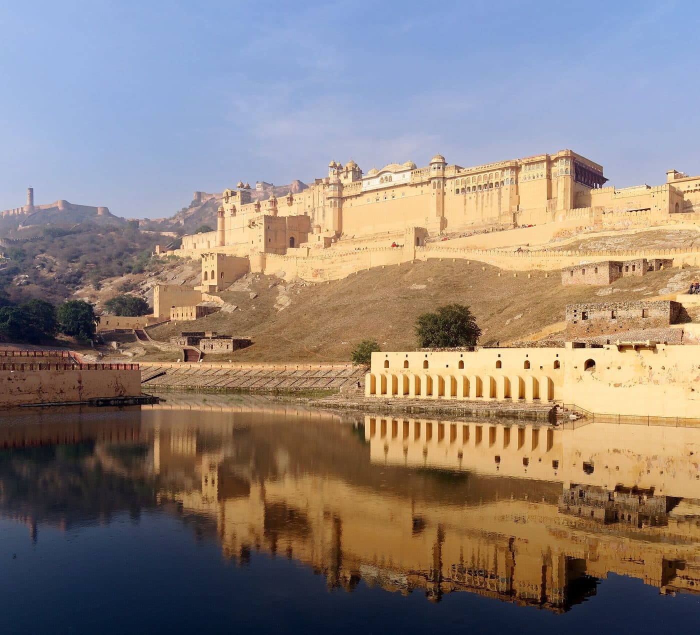 Amber fort above Maota lake
